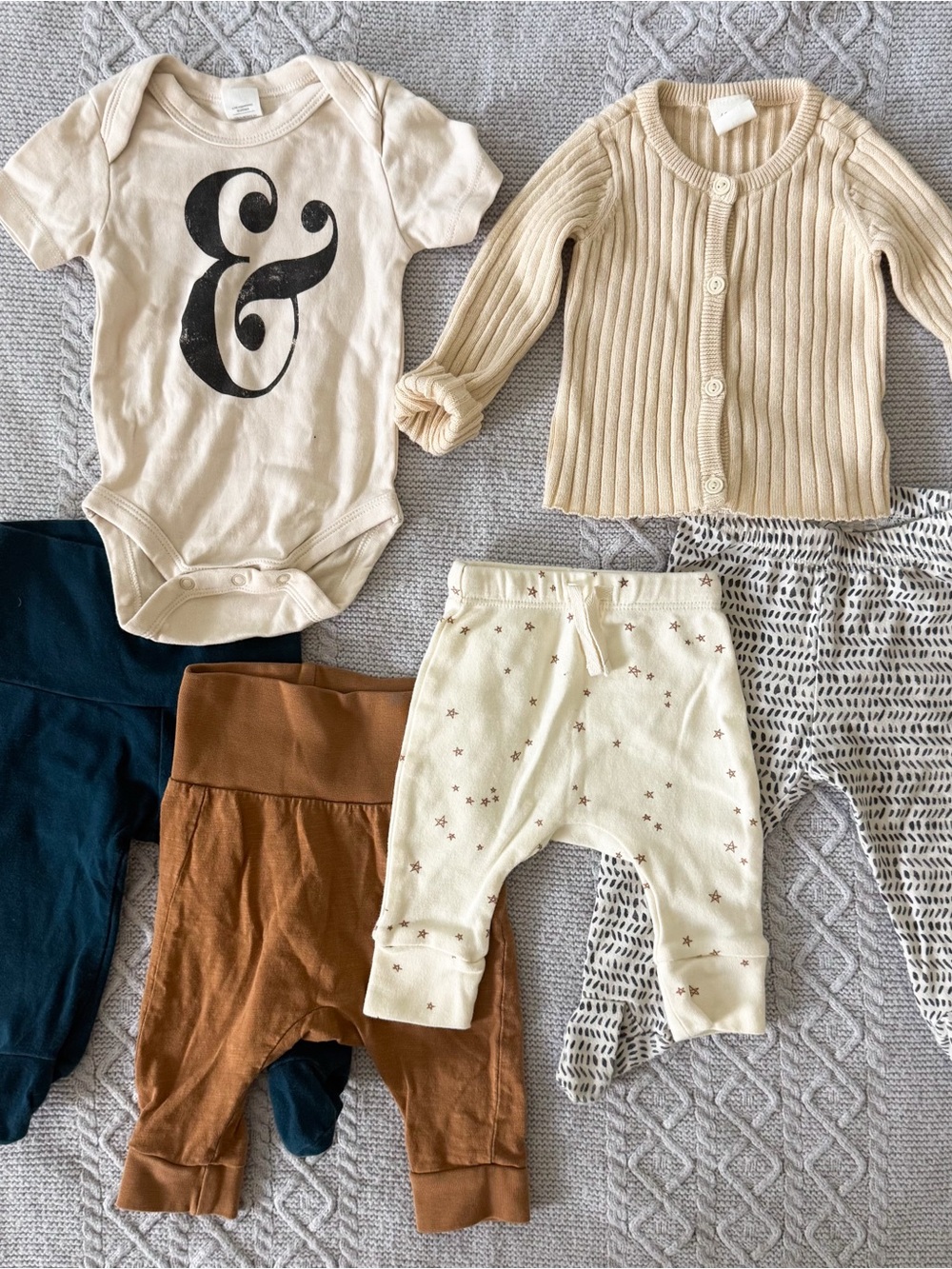 H&M Candy Kirby Neutral Baby Bundle - Pants Bodysuit Cardigan 0-3 months
